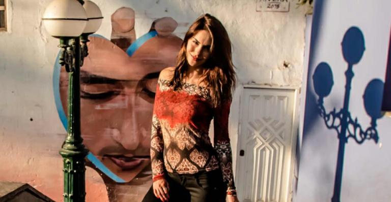 Mel Fronckowiak passeia por bairro boêmio de Lima