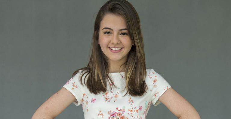 Klara Castanho festeja sua estreia no teatro em peça infanto-juvenil