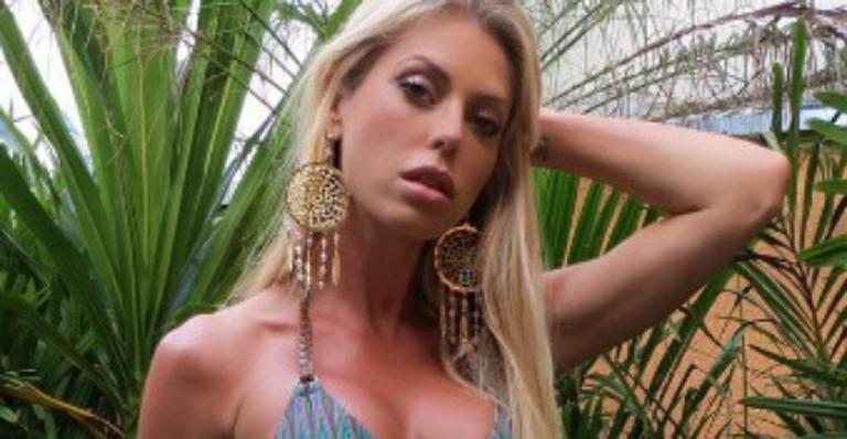 Caroline Bittencourt exibe corpo sequinho em ‘frente e verso’ na praia