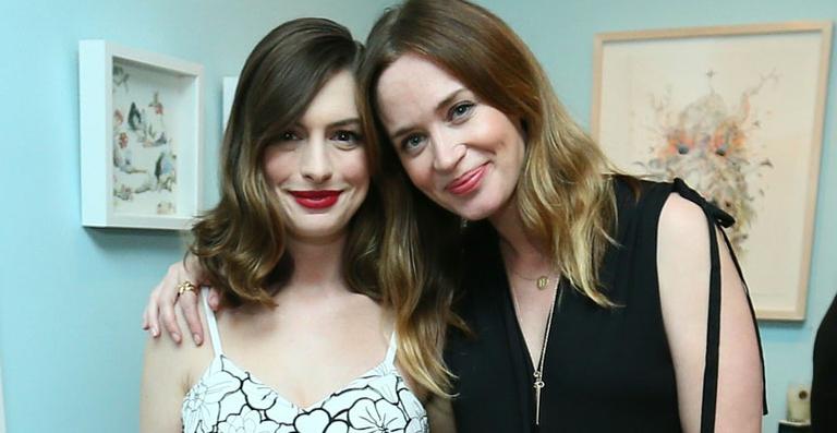 Anne Hathaway reencontra colega de ‘O Diabo Veste Prada’ em evento