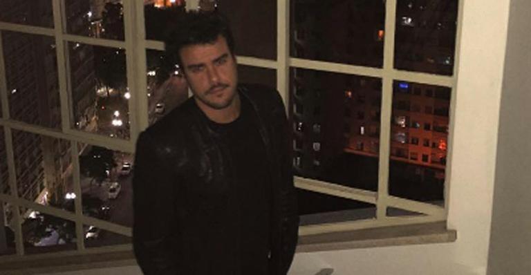 Joaquim Lopes aparece colado com a modelo Ruby O. Fee