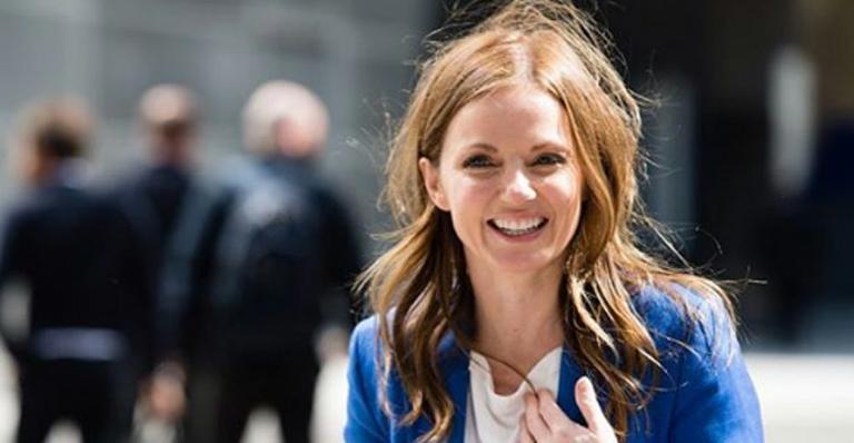 Aos 43 anos, Geri Halliwell mostra boa forma em biquíni