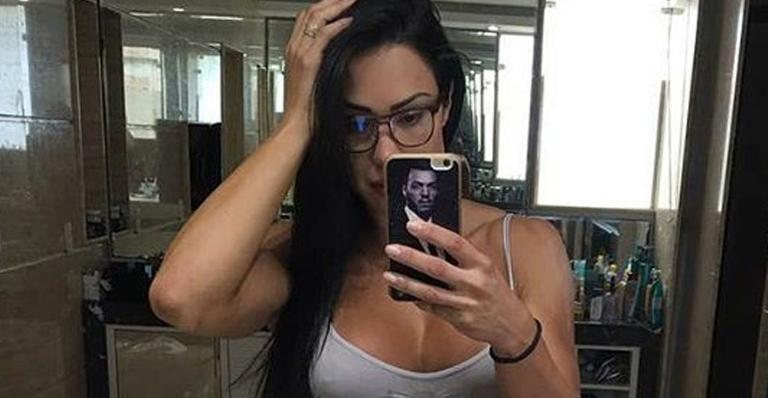 Com cinta modeladora, Gracyanne Barbosa impressiona com ‘cinturinha’