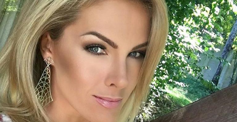Sem maquiagem, Ana Hickmann posa na cama com o marido e o filho
