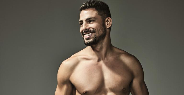Uau! Cauã Reymond exibe boa forma em campanha de cuecas