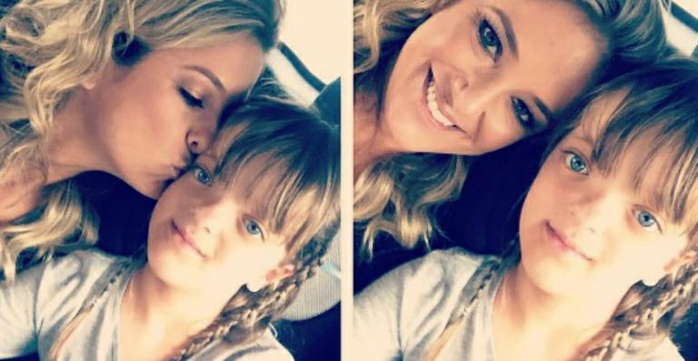 Ticiane Pinheiro paparica a filha, Rafa, a caminho da escola: “Amor sem fim”