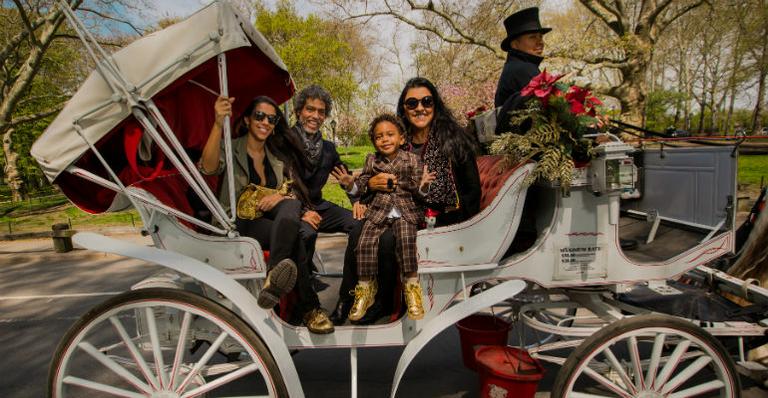 A família guia e inspira Regina Casé
