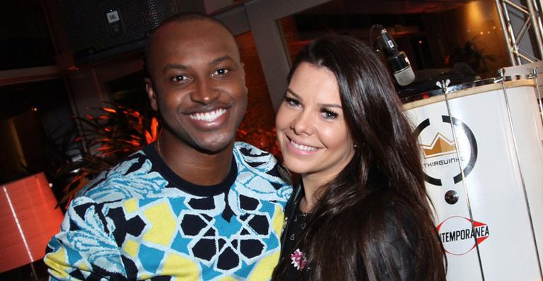 Fernanda Souza prestigia novo trabalho do marido, o cantor Thiaguinho