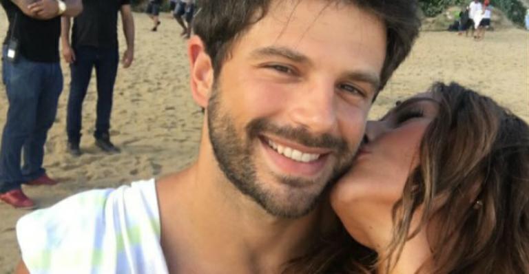 Sabrina Sato posa em clima de romance com Duda Nagle na praia: “Te amo”