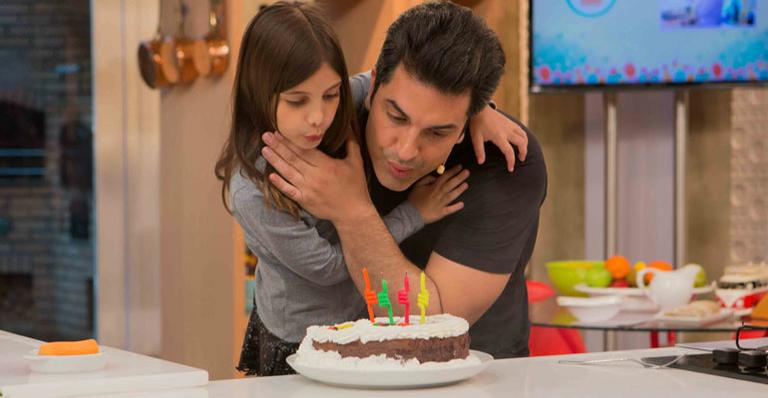 Comemorando 42, Edu Guedes ganha surpresa na TV e bolo preparado pela própria filha