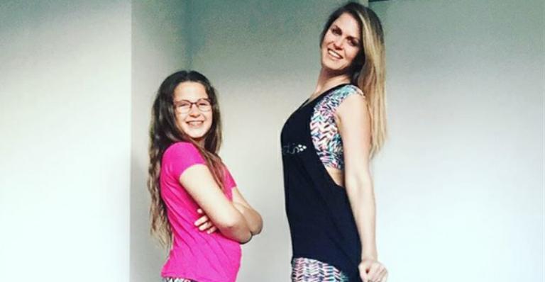 Susana Werner e a filha posam juntas com roupas parecidas antes da malhação