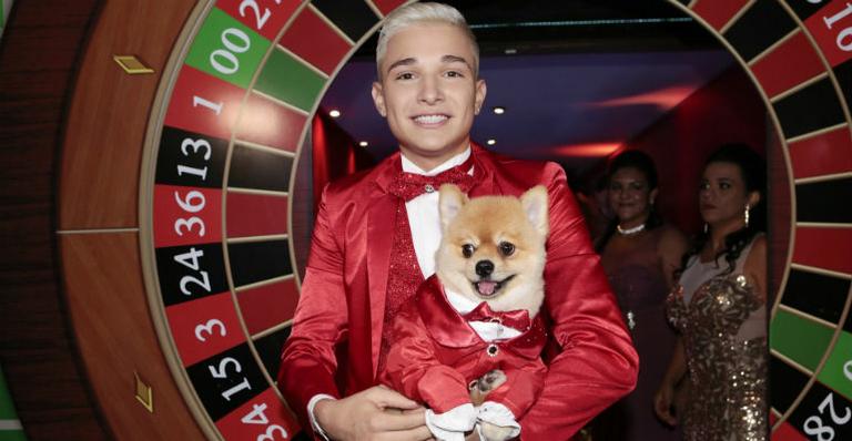 De smoking vermelho, Mc Gui recebe vips em sua festa de 18 anos