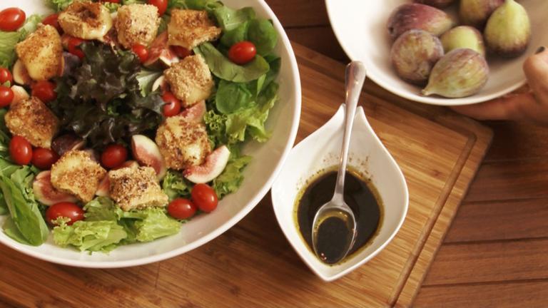 Salada de figo com queijo brie: delícia gourmet