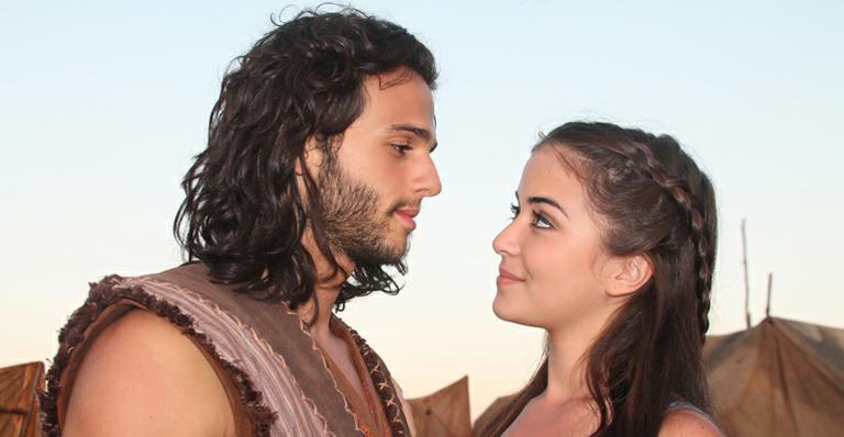 Anna Rita Cerqueira se emociona com pedido de casamento em novela