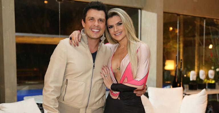 Mirella Santos recebe o carinho do marido em seu aniversário