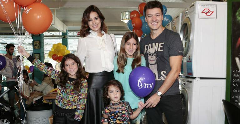 Vera Viel doa roupa das filhas para bazar beneficente em São Paulo