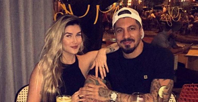 Aline Gotschalg e Fernando Medeiros curtem jantar romântico