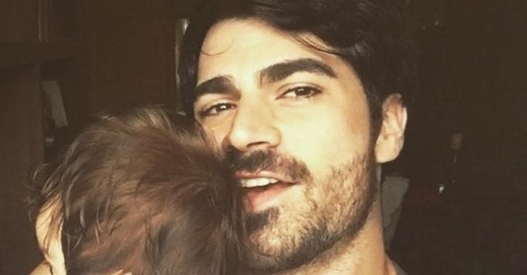 Rodrigão acorda às 5 da manhã para cuidar do filho e revela: ‘Mamãe ainda está dormindo”