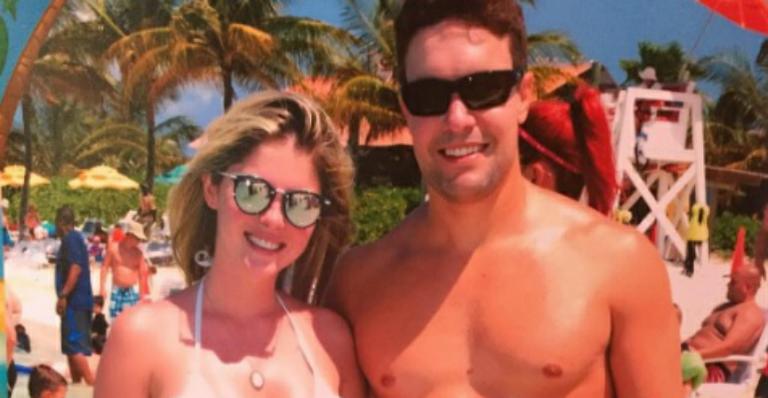 Só de biquíni, Bárbara Evans curte praia com o namorado nos Estados Unidos