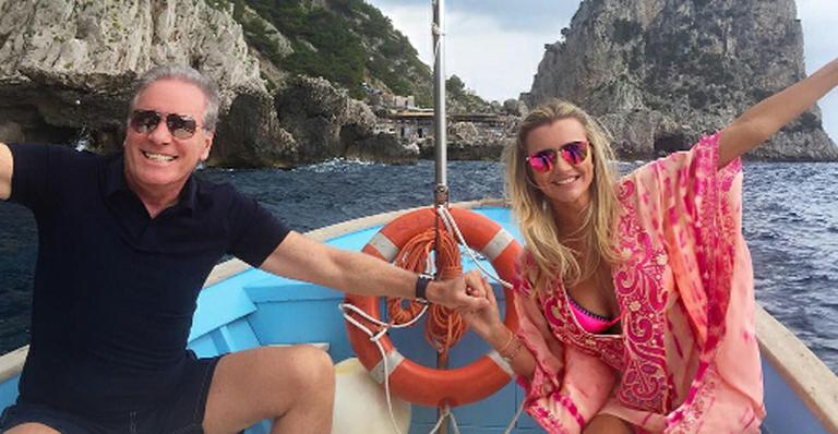 Roberto Justus e Ana Paula Siebert curtem a paradisíaca ilha de Capri