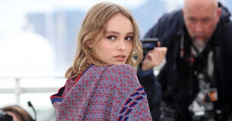 Lily-Rose Depp, filha de Johnny Depp, é o novo rosto do perfume Chanel N° 5