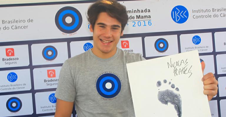 Nicolas Prattes participa de corrida contra o câncer de mama