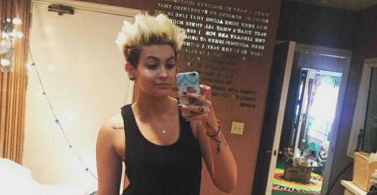 Paris Jackson faz tatuagem em homenagem ao pai, Michael Jackson