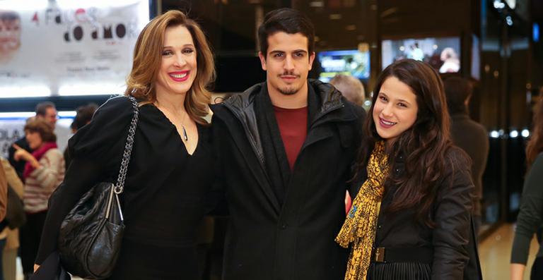 Claudia Raia curte noite no teatro com os filhos, Enzo e Sophia
