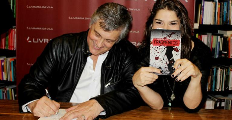 Priscila Fantin prestigia o tio Alexandre Fantin no lançamento do livro ‘Fragmentos’