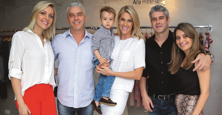 Ana Hickmann posa com o clã antes do drama