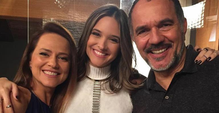 ‘Sempre admirei do outro lado da telinha’, diz Juliana Paiva sobre os ‘sogros’ de Totalmente Demais