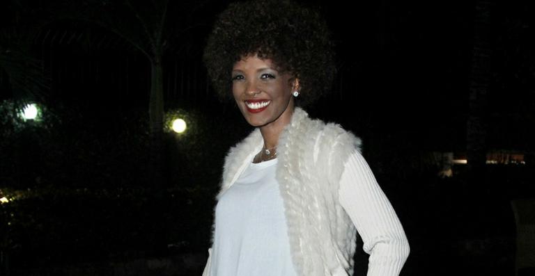 Isabel Fillardis participa de desfile no Rio de Janeiro
