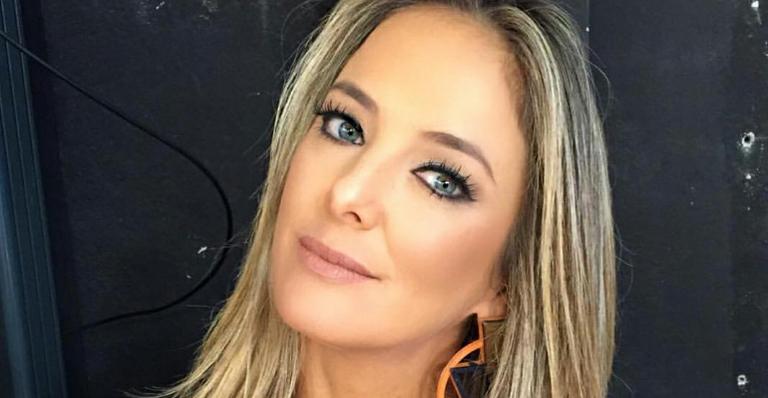 Com look inverno, Rafinha Justus manda beijo em foto publicada pela mãe, Ticiane Pinheiro