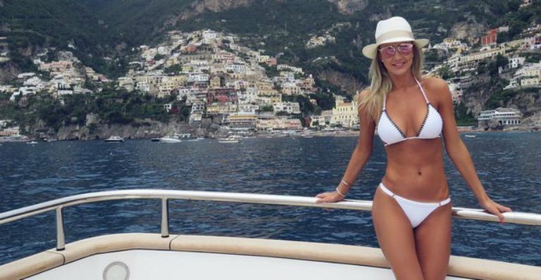 Ana Paula Siebert exibe corpo escultural durante férias na Itália