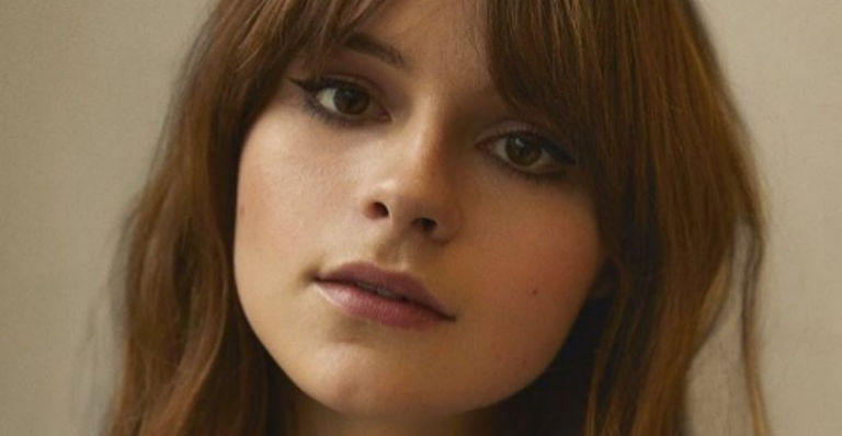 A cantora inglesa Gabrielle Aplin vai participar do último capítulo de ‘Totalmente Demais’