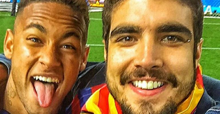 Caio Castro curte férias na Espanha com Neymar