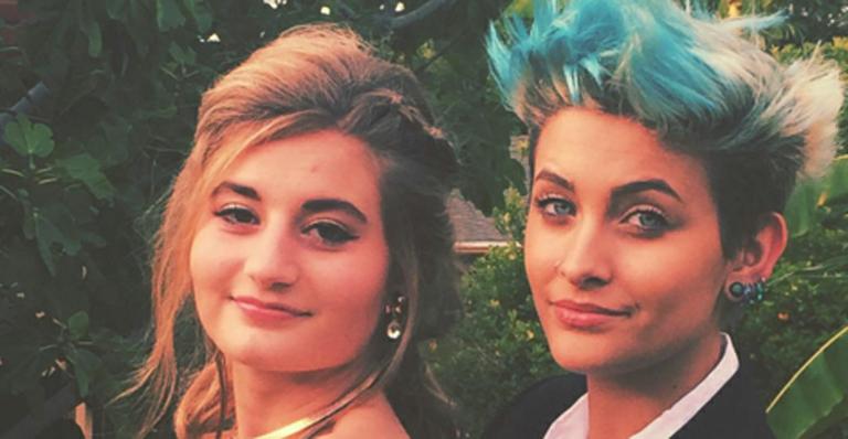 Paris Jackson exibe fios azuis em baile de formatura