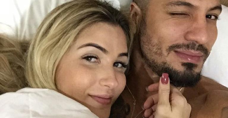 Aline Gotschalg posa com Fernando Medeiros e se declara: “Meu amor, meu lindo”