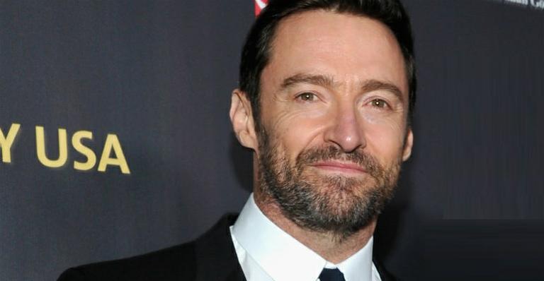 Hugh Jackman relembra a adolescência e posta foto antiga de sua formatura