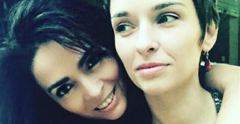 Claudia Ohana posa com a filha, Dandara, e surpreende fãs: “Idênticas”