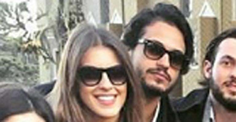 Raphael Vianna assume namoro com Angela Munhoz