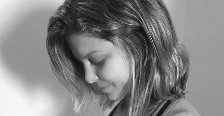 De biquíni, Bárbara Borges mostra o barrigão de 29 semanas
