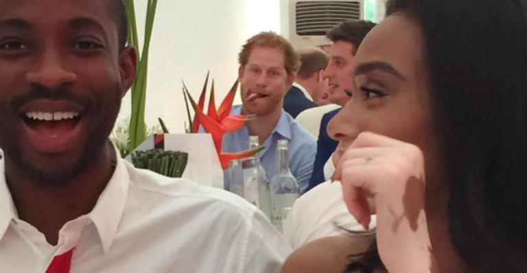 Photobomb: Príncipe Harry ‘invade’ foto da modelo Winnie Harlow