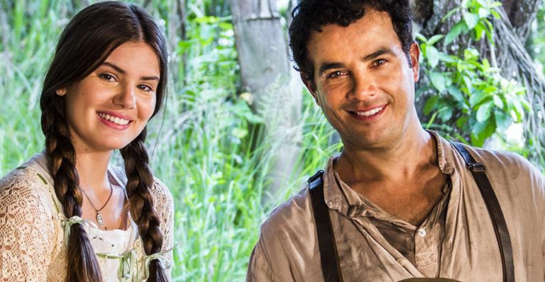 Colega de elenco flagra Camila Queiroz dormindo após o almoço nos Estúdios Globo