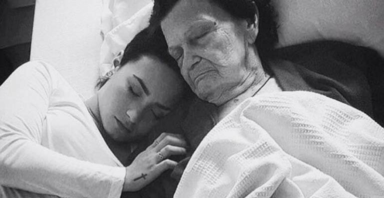 Demi Lovato lamenta a morte de sua bisavó com mensagem nas redes sociais