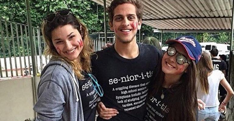 Com o rosto pintado, Sasha confraterniza com amigos da escola