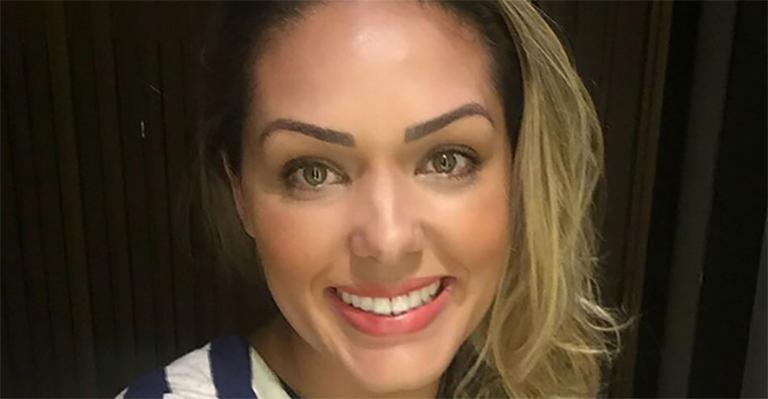 Aos 33 anos, cantora Tânia Mara posa de biquíni nas Ilhas Maldivas