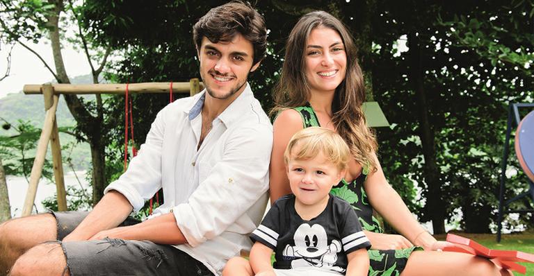 Mulher de Felipe Simas mostra o barrigão em foto divertida