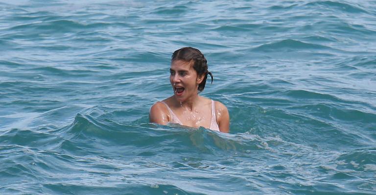 Maitê Proença e David Junior mergulham após gravação na praia