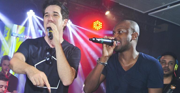 Cantores agitam festa do esporte em bar de São Paulo